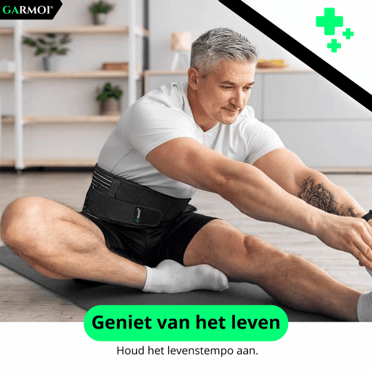 Man draagt rugbrace voor onderrug tijdens sport – polsband rug ondersteuning